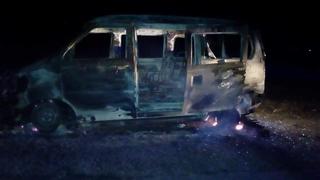 Hampones queman minivan en La Libertad porque dueños no pagaron cupos