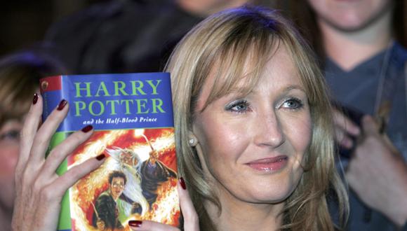 JK Rowling fue amenazada por los extremistas que apoyan el regimen Iraní por asociarse con Rushdie.