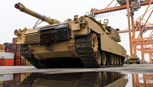Un tanque de batalla M1A2 Abrams del ejército de los EE. UU., en la Terminal de Contenedores del Báltico en Gdynia el 3 de diciembre de 2022. (Foto referencial de MATEUSZ SLODKOWSKI / AFP)