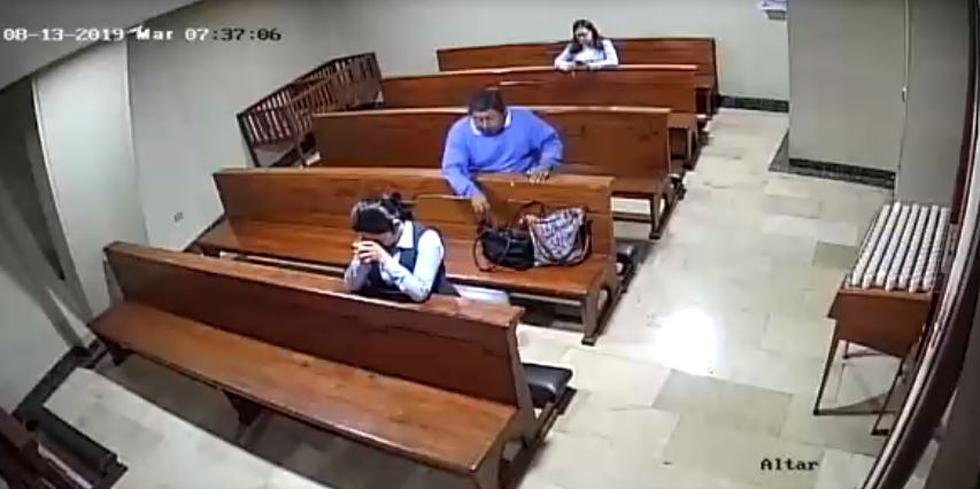 Hombre roba celular dentro de iglesia de Ecuador y antes de salir se persigna. | Captura