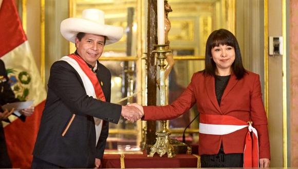 Pedro Castillo y Mirtha Vásquez firman el proyecto de reforma para eliminar la incapacidad moral permanente. (Foto: Presidencia)
