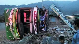 Junín: Un muerto y 25 heridos dejó el despiste y volcadura de un bus en Chanchamayo