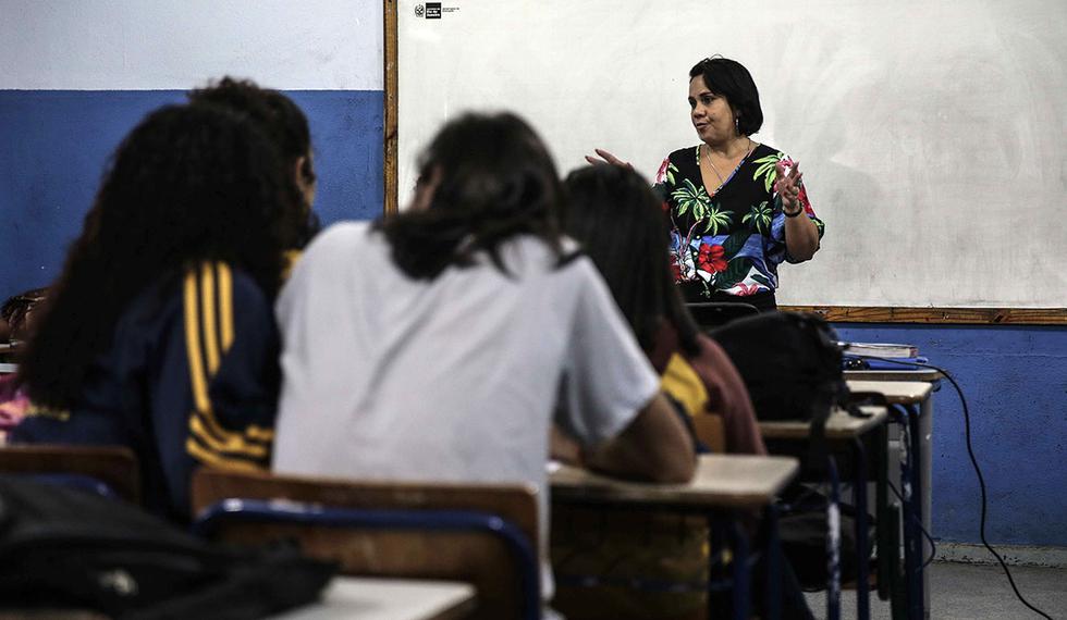 La docente Isabel Vaz mientras da clase, en Río de Janeiro (Brasil). Isabel Vaz comienza su jornada mucho antes del amanecer. (Foto: EFE)
