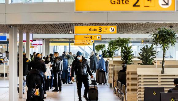 Una vista general muestra a los viajeros que esperan en la nueva sala de salidas del aeropuerto de Rotterdam La Haya, en Rotterdam, Países Bajos. EFE / EPA / REMKO DE WAAL