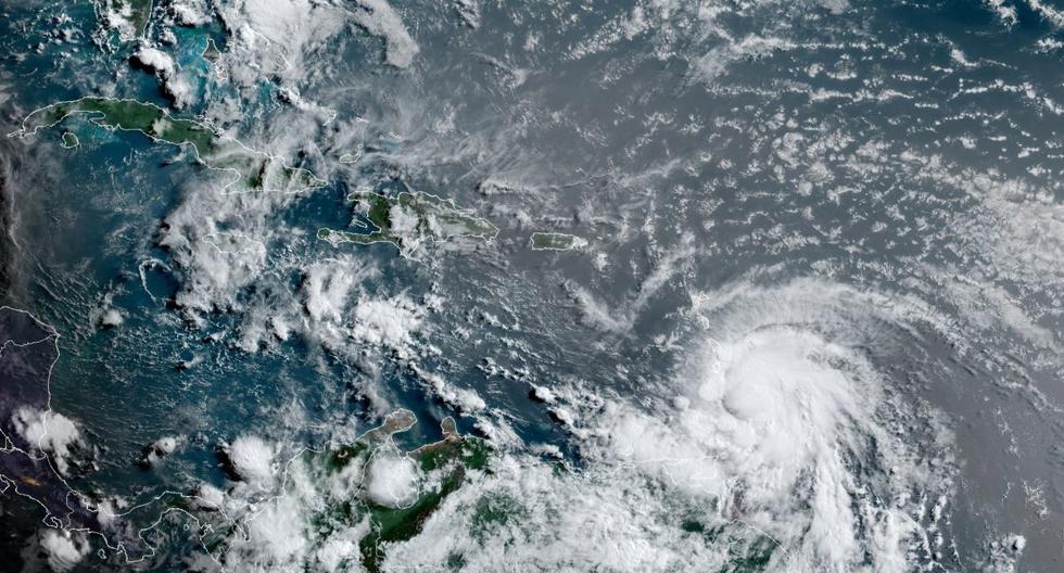 Esta imagen de satélite proporcionada por la Administración Nacional Oceánica y Atmosférica muestra al huracán Elsa moviéndose sobre Barbados, el viernes 2 de julio de 2021. (NOAA/NESDIS/STAR GOES/AP).