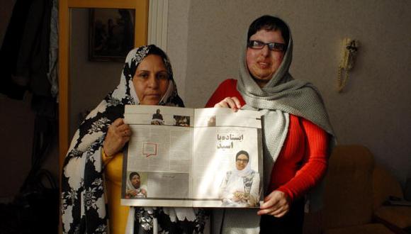 La iraní Ameneh Bahrami y su madre, que quedó ciega cuando un pretendiente despechado le arrojó ácido a la cara después de que no le aceptara como esposo,  sosteniendo un diario que tiene su historia. (GETTY)