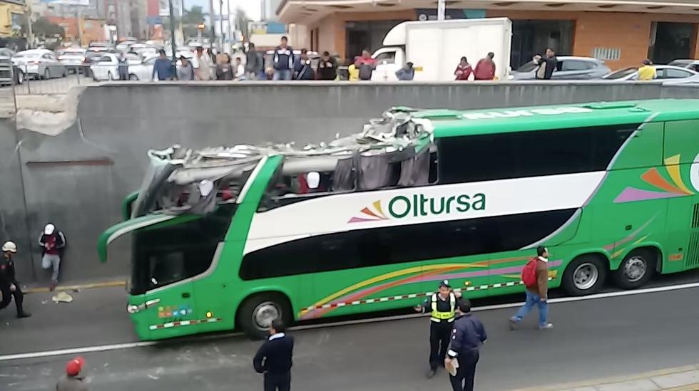 Bus de Oltursa choca con puente Villarán en Av. Arequipa.