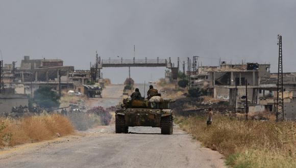 Un tanque que pertenece a las fuerzas del régimen sirio en una carretera que conduce a la ciudad de Jalamah en la gobernación de Hama. (Foto: AFP)