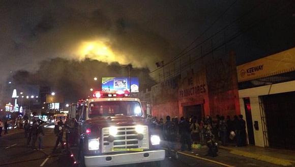 Unas 15 unidades de los bomberos atienden la emergencia en la cuadra 7 de la Av. La Marina. (@DjAlejandroponc)