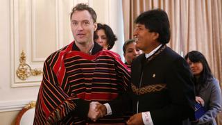 Jude Law llegó a Bolivia y recibió un poncho de Evo Morales [Fotos]