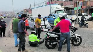 Dos policías resultan heridos tras ser embestidos por taxi colectivo en Tacna