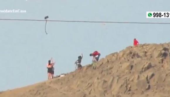 Jóvenes no respetan toque de queda y vuelan sus cometas en El Rímac. (Captura/América TV)