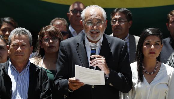 Carlos Mesa destacó como "ejemplo de valentía" la participación de miles de bolivianos en las protestas. (Foto: AP)
