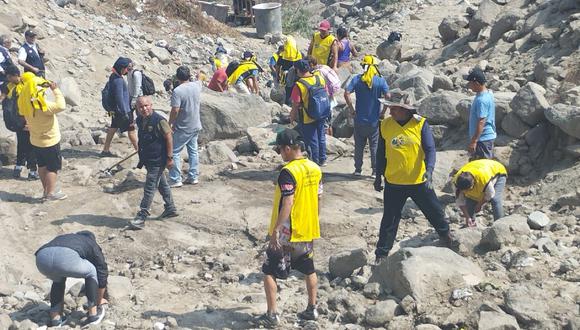 Chaclacayo. En el Asentamiento Humano Cerro Vecino de Huascata, 70 sentenciados se encargaron de la limpieza, remoción de escombros, lodo y piedras de diversos tamaños.