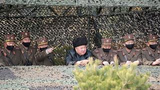 Kim Jong-un, el único que aparece sin mascarilla en ejercicios militares pese a coronavirus 