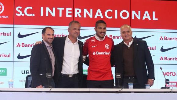 Paolo Guerrero acompañado por el alto mando del club (Foto: Internacional).