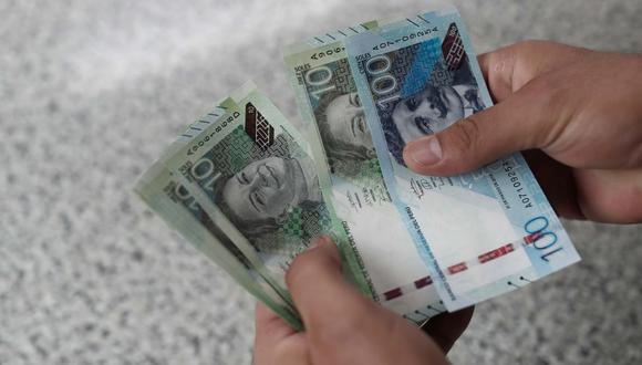 abraham de la melena vocero del banco central de reserva del peru presenta los nuevos billetes de 10 y 100 soles donde sale Pedro Paulet y Chabuca Granda. (Foto: Hugo Curotto / GEC)