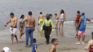 Chorrillos: vecinos burlan seguridad e ingresan a bañarse en el terminal pesquero [FOTOS]