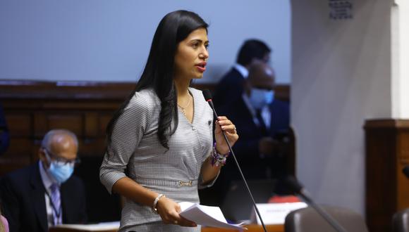Transparencia. El proyecto de ley fue expuesto en el Pleno por la presidenta de la Comisión de Descentralización, Diana Gonzales. (Foto: Congreso)