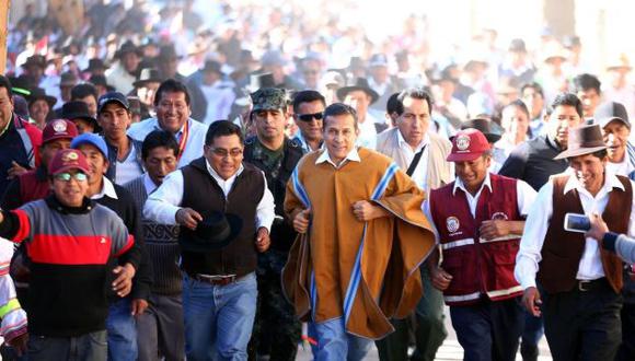 Ollanta Humala rindió homenaje al padre de Nadine Heredia en Ayacucho durante inauguración de una obra. (Andina)