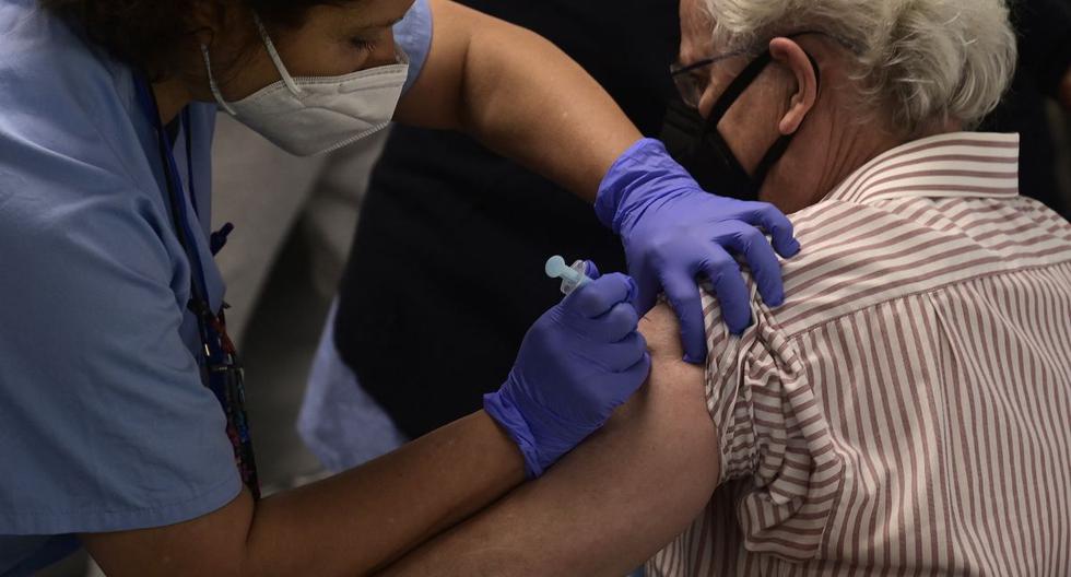 Un trabajador sanitario vacuna a un hombre contra el coronavirus durante una campaña de vacunación masiva para personas mayores de 60 años en el WiZink Center - Palacio de Deportes arena de Madrid (España), el 9 de abril de 2021. (JAVIER SORIANO / AFP).