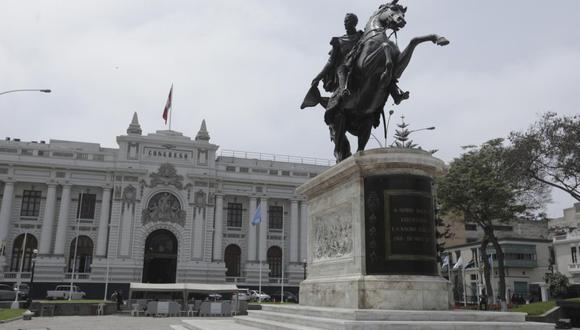 La Plaza Bolívar es mantenido con recursos públicos municipales y no con fondos del Congreso, señala la columnista.