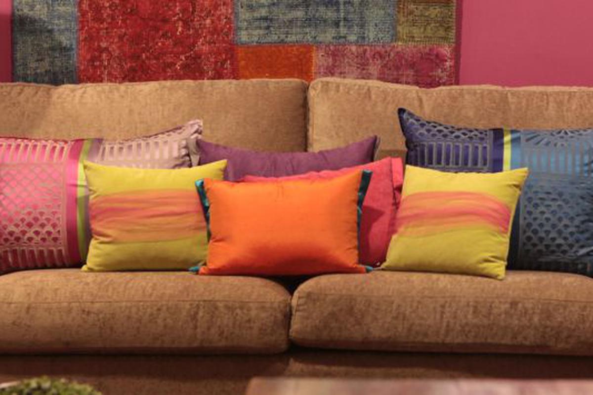 11 ideas para elegir los cojines del sofá según su color  Decoración con  sofá rojo, Decoración de unas, Decoracion de salas modernas