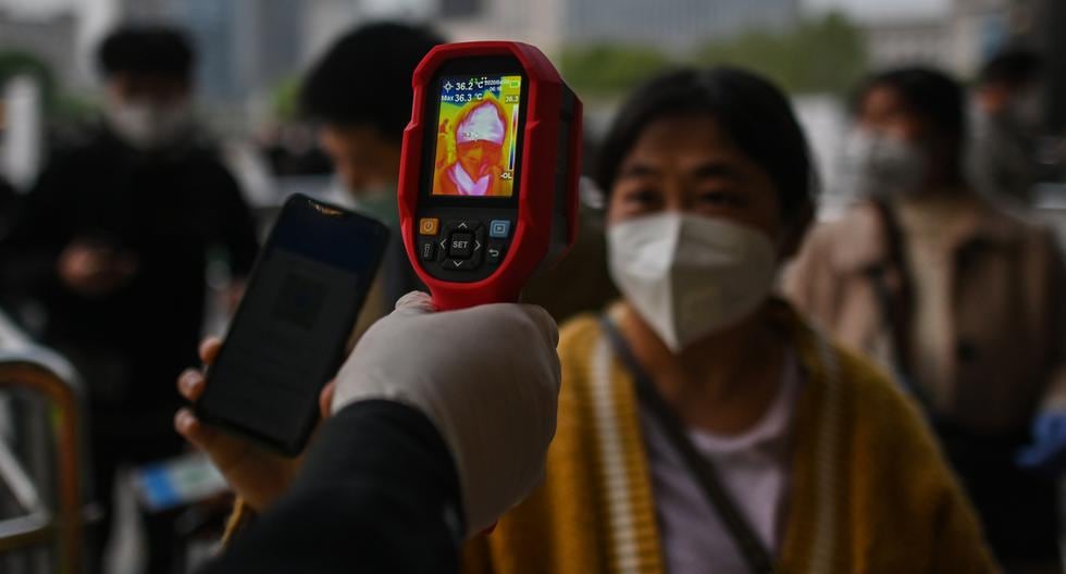 Imagen referencial. Las autoridades de Wuhan en China someten a las personas a controles de temperatura constantes. (Hector RETAMAL / AFP).