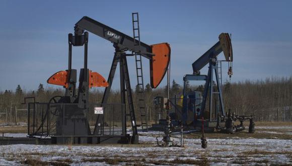 Precio del petróleo acumuló una caída de 10% en la semana. (Bloomberg)