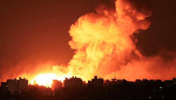 Las explosiones iluminan el cielo durante los ataques israelíes a la ciudad de Gaza el 10 de octubre de 2023. (Foto de Mahmud Hams / AFP)