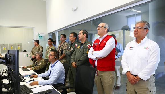 Ministro de Defensa supervisó las labores en torno al satélite peruano. (Foto: Mindef)