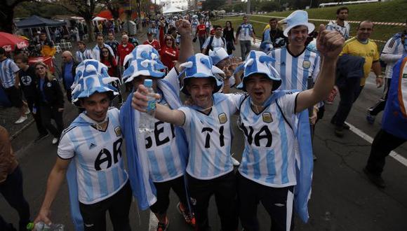 El Argentina-Holanda desde zonas aledañas al estadio. (AFP)