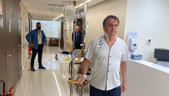 El presidente de Brasil, Jair Bolsonaro, camina en el Hospital Vila Nova Star en Sao Paulo, Brasil, el 16 de julio de 2021. (Captura/Twitter de Jair Bolsonaro).
