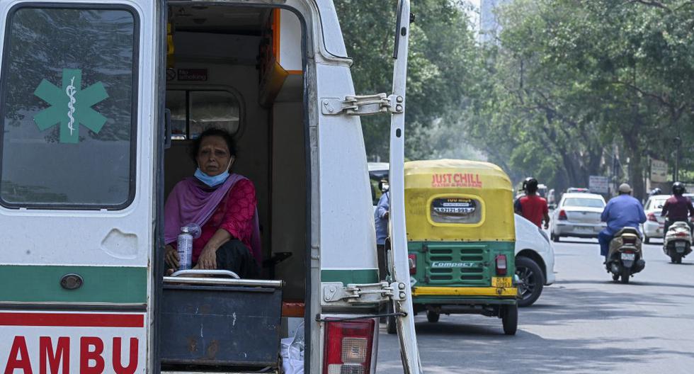Una paciente con coronavirus es vista sentada en una ambulancia mientras espera ser admitida en una sala del hospital Lok Nayak Jai Prakash (LNJP) en Nueva Delhi (India), el 1 de mayo de 2021. (Prakash SINGH / AFP).