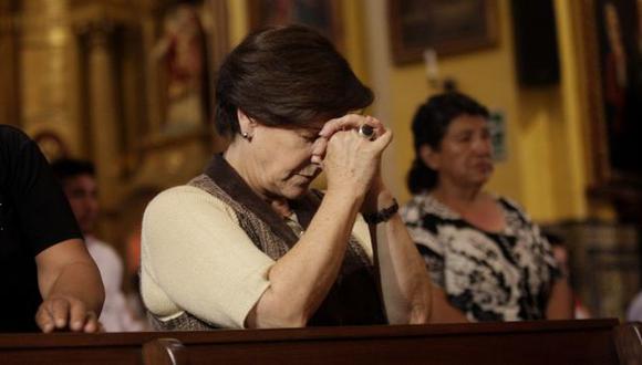 PLEGARIAS. Villarán oró en la misa por el décimo aniversario de la tragedia de Mesa Redonda. (Rochi León)