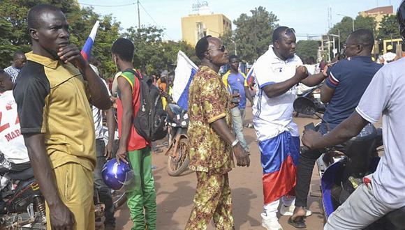 La gente se reúne en una calle de Uagadugú, Burkina Faso, el 30 de septiembre de 2022. (Foto de EFE/ASSANE OUEDRAOGO)