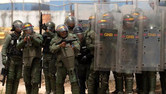 Miembros de la Guardia Nacional Bolivariana se enfrentan con manifestantes el domingo en la frontera entre Pacaraima (Brasil) y Venezuela. (Foto: EFE)