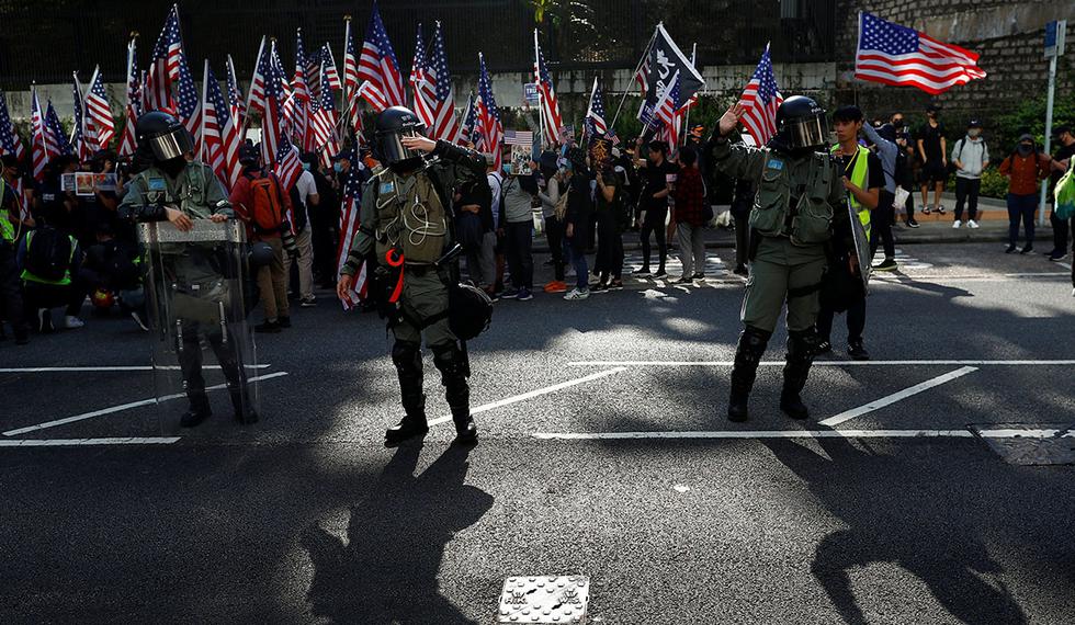 Oficiales de la policía antidisturbios monitorean un evento de "Marcha de agradecimiento a los Estados Unidos" cerca del Consulado de los Estados Unidos en Hong Kong. (Foto: Reuters)