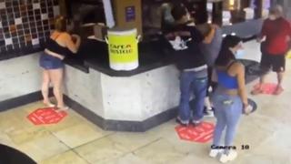 Miami: Cuatro sujetos golpean a un cliente que les increpó por no usar mascarilla  [VIDEO]
