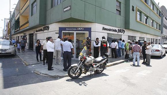 Maleantes no pudieron asaltar un banco y huyeron en dos motocicletas. (USI)
