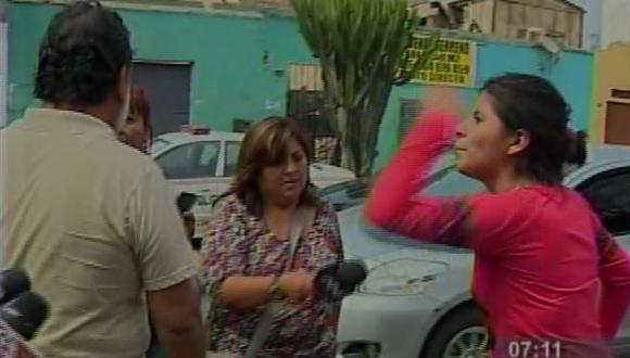 Madres de los detenidos arremetieron contra padre de la víctima. (América TV)