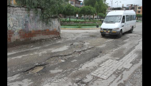 Huecos y grietas en pistas dejan lluvias en Arequipa. (GEC)