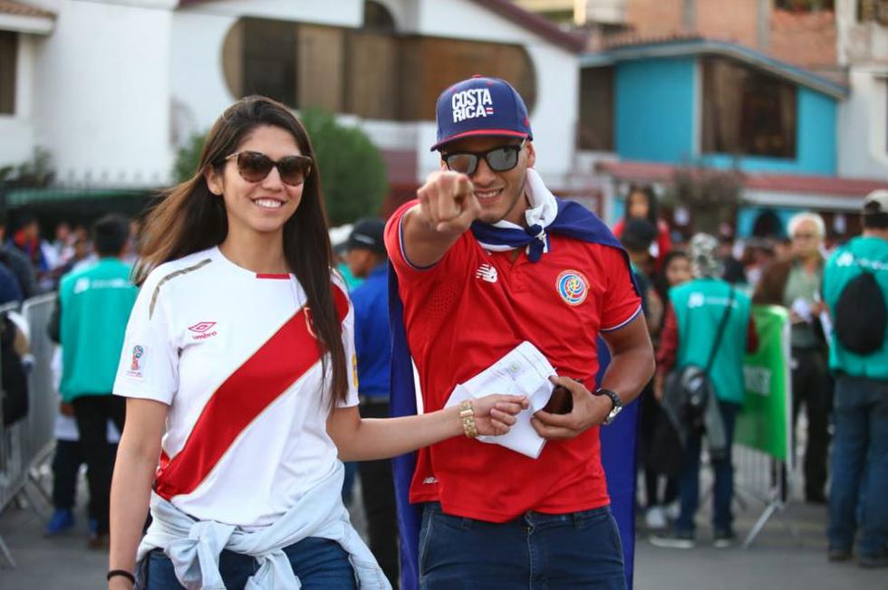 Los hinchas arequipeños viven la previa del partido Perú vs. Costa Rica. (Foto: Jesús Saucedo)