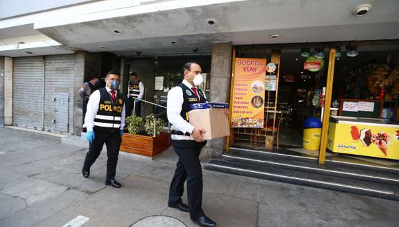 Policía anticorrupción en un intervención por presuntas compras sobre valuadas. (GEC)