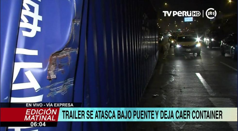 Tráiler se atasca bajo del puente 28 de Julio de la Vía Expresa. (TV Perú)