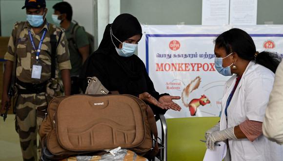 Los pasajeros que llegan del extranjero son revisados por personal de salud para detectar síntomas de viruela del mono en la terminal del Aeropuerto Internacional Anna en Chennai el 3 de junio de 2022 (Foto: Arun Sankar / AFP)