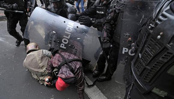 Periodistas del diario El Comercio de Ecuador son atacados por la policía durante las protestas contra las políticas económicas del gobierno del presidente ecuatoriano, Lenin Moreno. (Foto: AFP)