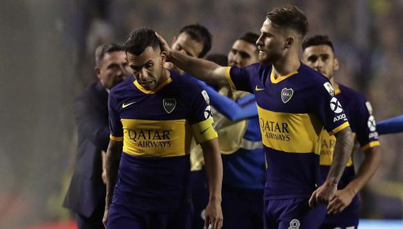 Boca Juniors' forward Carlos Tevez (L) is comforted by midfielder Alexis Mac Allister  (R) after their team lost their spot in the final of the Copa Libertadores in the all-Argentine Copa Libertadores semi-final against River Plate at La Bombonera stadium in Buenos Aires, on October 22, 2019. River Plate lost to Boca 1-0 but advanced thanks to a 2-0 win in the first leg at the Monumental de Nunez earlier in October. / AFP / ALEJANDRO PAGNI

