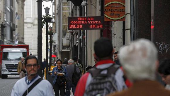El valor del peso argentino se ha depreciado cerca de 50% desde enero. (Foto: EFE)