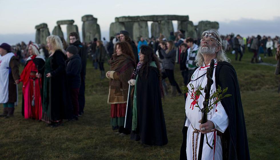 En Inglaterra, cientos de personas se congregaron en las famosas ruinas de Stonehenge. (AP)